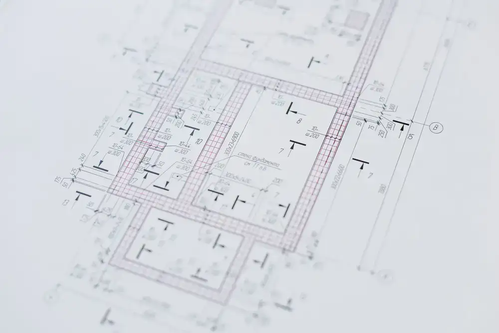Grundrissplanung und Architekturskizzen auf einem Tisch