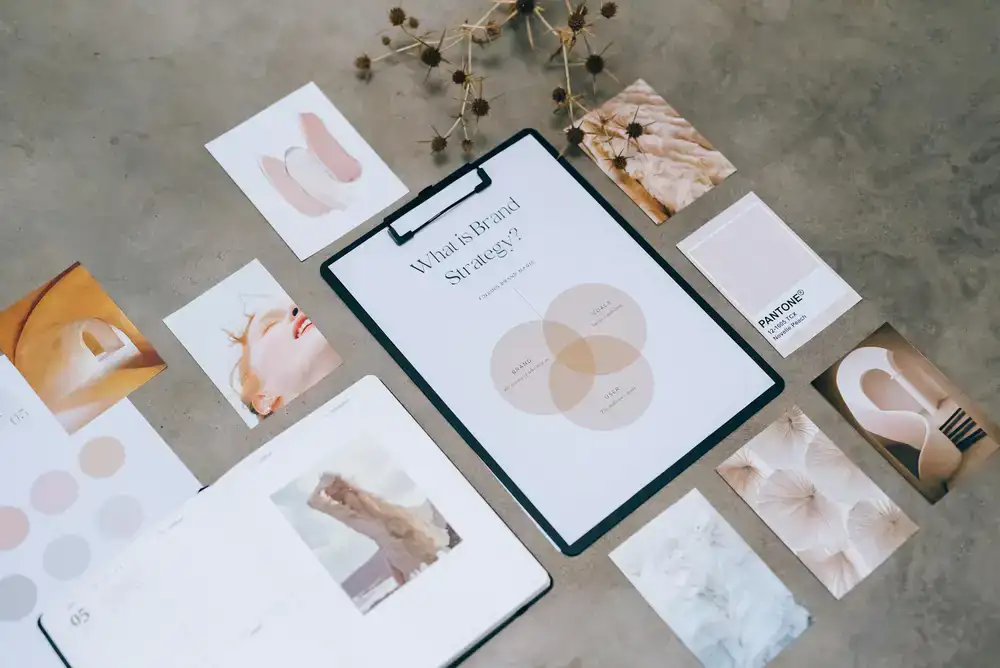 Moodboard mit Stoffmustern, Farbkarten und Messingdetails